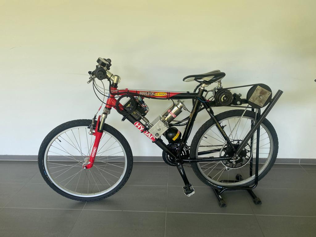Foto des echten hydraulischen Aufbaus von BoostBike 3